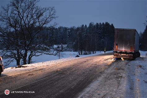 Teminė nuotrauka su GPS sekliu ir sunkvežimiu