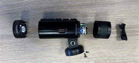 Garmin Varia UT800 vizualinė schematika: įrengimo vieta, belaidė sąsaja su Edge, galios reguliavimas