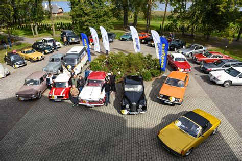 Teminis nuotrauka: istorinių automobilių kolona kelyje