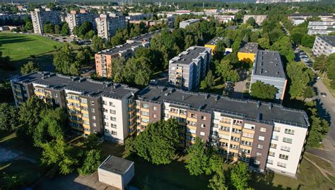 Teminė nuotrauka, vaizduojanti daugiabučio kiemą su automobiliais