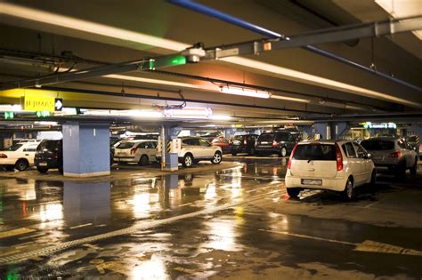 Požeminė automobilių stovėjimo aikštelė su žymėjimais