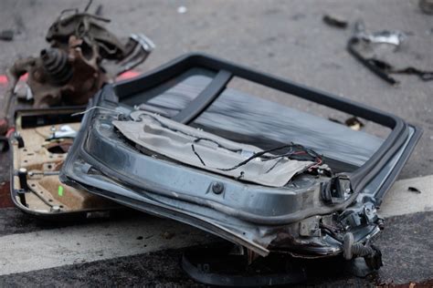 Teminė nuotrauka: žmogus restauruoja automobilio žibintą