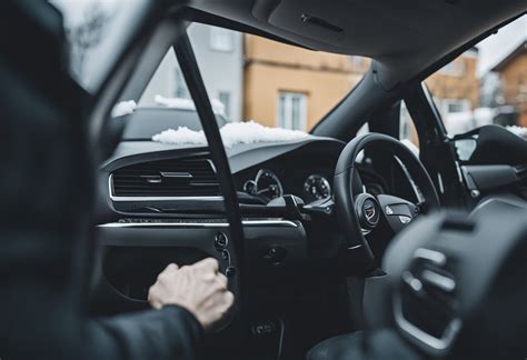 Teminis paveikslėlis, vaizduojantis žmogų, apžiūrinėjantį automobilį turguje