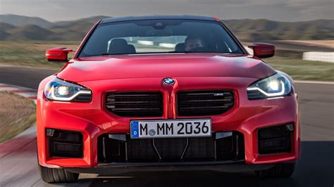 BMW M2 interjero nuotrauka su skaitmeniniais ekranais