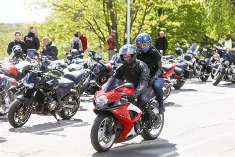 Motociklininkų pagerbimas laidotuvių metu