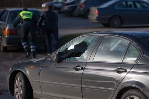 Tematinė nuotrauka: žmogus keičia automobilio padangą, siekiant pabrėžti saugumą kelyje