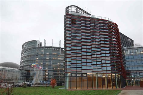 Europos Parlamento pastatas ir simbolinė transporto priemonė su mažos taršos emblema