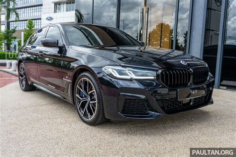 BMW 530i G30 interjero nuotrauka su pabrėžtais prabangos elementais