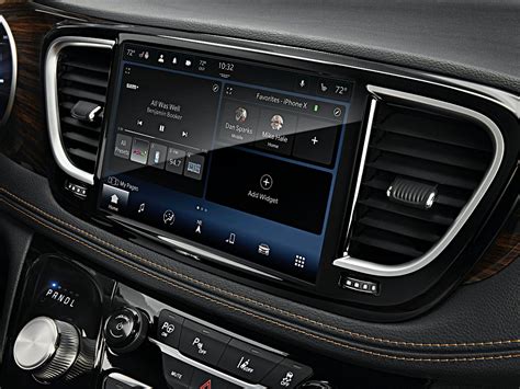 Chrysler Pacifica interjeras su Uconnect 5 multimedijos sistema