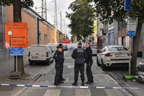 policijos pareigūnai tiria automobilio gaisro vietą Gargžduose