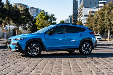 Subaru Crosstrek Hybrid važiuojantis kalnuotu keliu