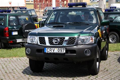Nuotrauka su įvairiais Nissan 4x4 visureigių modeliais kelyje