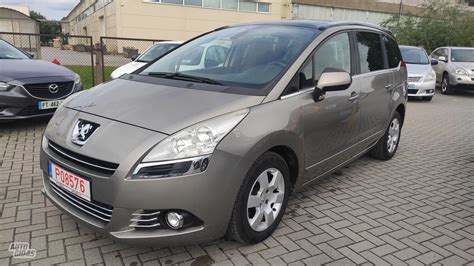 Peugeot 5008 (T8) vienatūris stovintis lauke