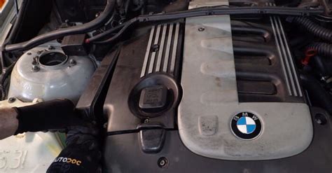 BMW E46 generatoriaus angliukų keitimo iliustracija