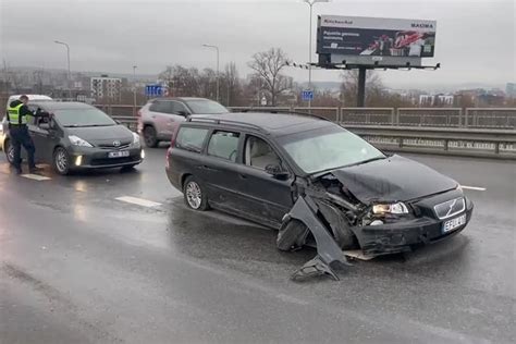 Nuotrauka su įvairių tipų krovininiais ir lengvaisiais automobiliais pardavimo aikštelėje