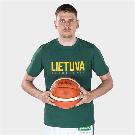 Jaunas Drazenas Petrovičius su kamuoliu, demonstruojantis krepšinio įgūdžius.