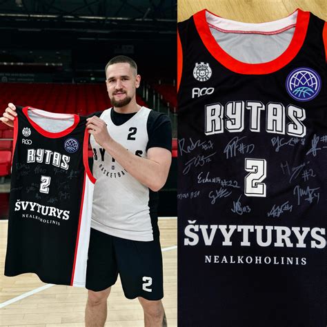 Drazenas Petrovičius NBA aikštelėje, vilkintis 