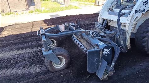 Tematinė nuotrauka su Bobcat krautuvu atliekančiu grunto lyginimo darbus