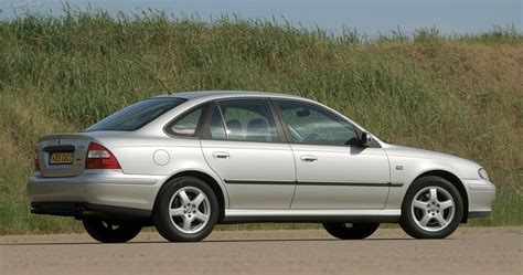 Opel Omega sedano profilio vaizdas, demonstruojantis apvalintas kėbulo linijas ir trečiąjį šoninį langą