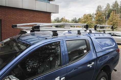 Vaizdas, demonstruojantis „Opel Omega“ galinę dalį, su akcentu ant galinių žibintų ir bagažinės dizaino