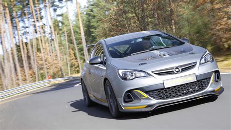 Thematinis Opel Astra hečbeko nuotrauka, apibūdinanti bendrą modelio estetiką
