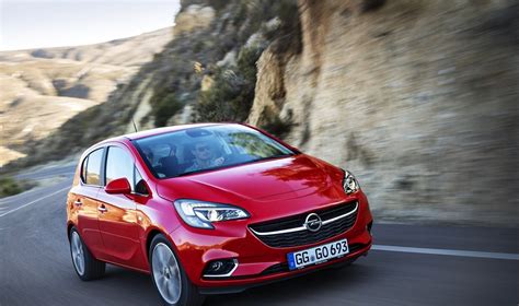 Naujesnės kartos Opel Astra interjero nuotrauka su informacijos ir pramogų sistema