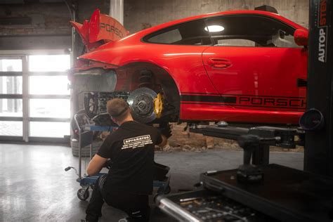 automobilių remonto dirbtuvės su kompiuteriu, kuriame rodoma Autodata programa