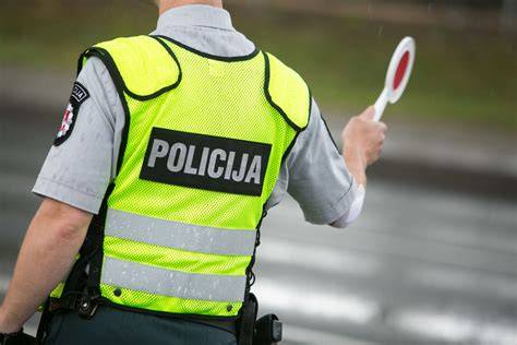Infografika: policijos automobilių amžiaus įvairovė ir dizaino pokyčiai Lietuvoje