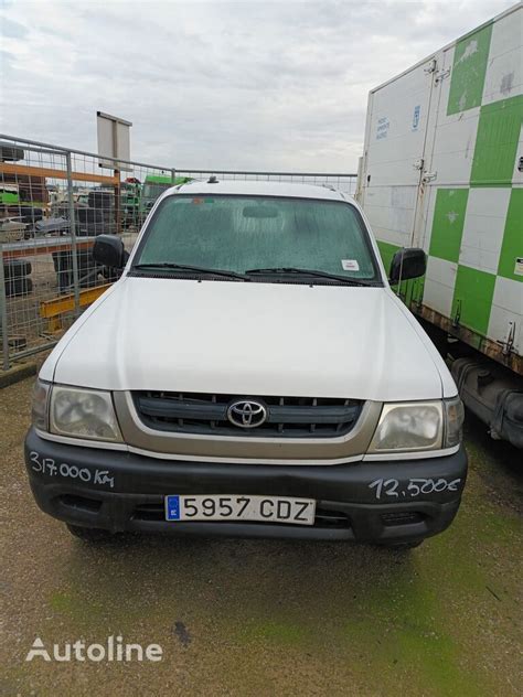Sschema arba vizualizacija, rodanti automobilio „Toyota Hilux“ apgadinimus po avarijos, pabrėžiant galinio dešiniojo kampo bei saugos lankų pažeidimus.