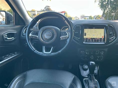 Infografika: Chrysler Uconnect sistemos ir saugos technologijų aprašymas