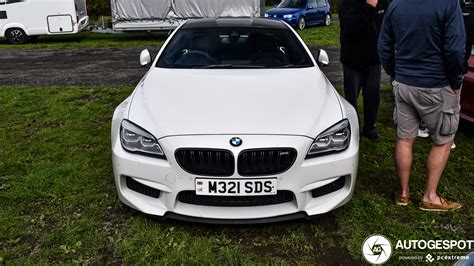 Teminis BMW automobilio nuotrauka kelyje