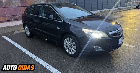 Tematinė nuotrauka su „Opel Astra“ šoniniais stiklais