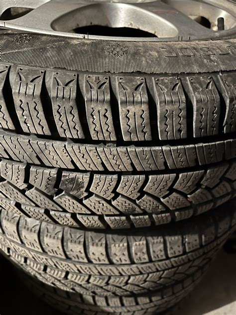 Nuotrauka su netolygiai susidėvėjusiomis automobilio padangomis