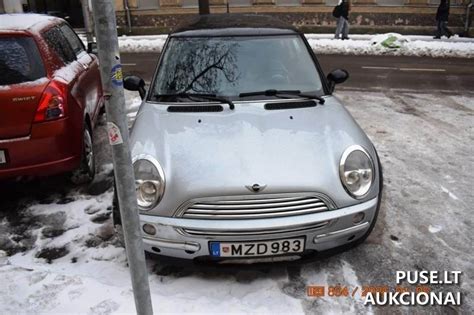 Tematinė nuotrauka: britiškas automobilis dešiniaja puse