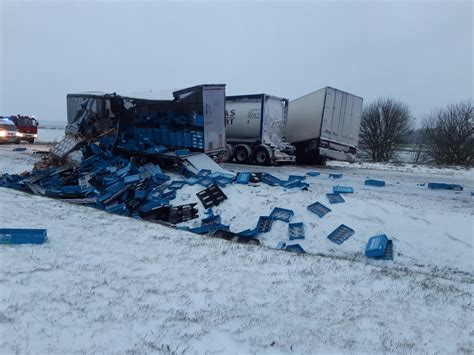 Avarijos vietos nuotrauka, kurioje matyti suniokotos transporto priemonės