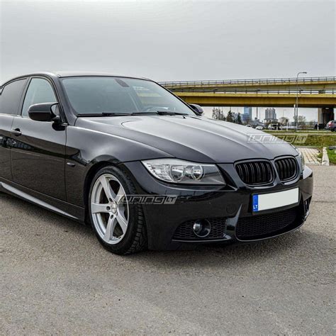 BMW E90 su veikiančiais ksenoniniais žibintais