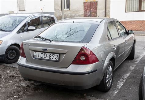 Ford Mondeo Mk3 su skirtingų dydžių ratlankiais