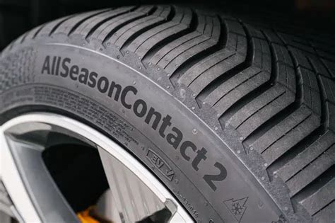 Tematinė TPMS sistemos iliustracija su automobilio padanga