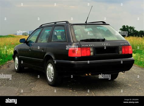 Audi 100 C4 sedano ir universalo (Avant) šoninis profilis