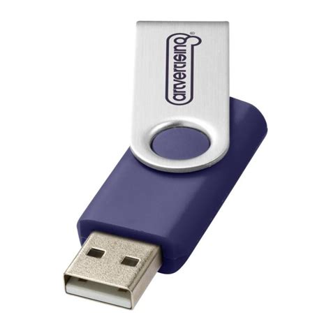 Kompiuteris su atidaroma žemėlapių atsisiuntimo programa ir USB atmintine