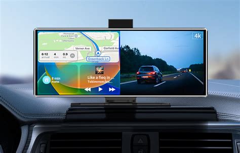 Automobilio salono vaizdas su „Apple CarPlay“ arba „Android Auto“ aktyviu ekranu