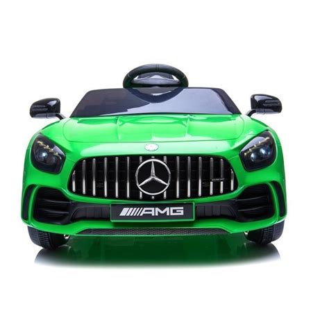 Žalias automobilis važiuojantis keliu