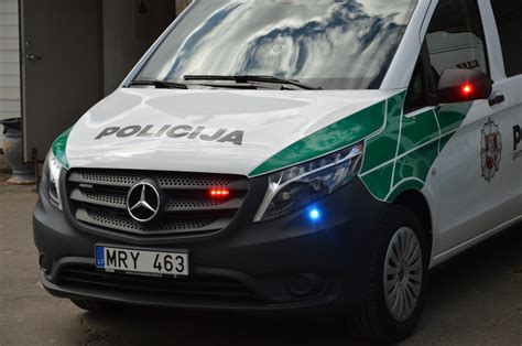 Teminė nuotrauka: apgadintas automobilis po kritimo iš aukščio