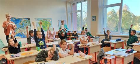 Nuotrauka su teorijos klase ir mokiniais prie kompiuterių