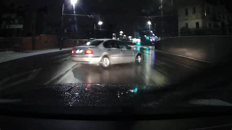 Tematinė nuotrauka: stovintis automobilis su įjungtu stovėjimo stabdžiu