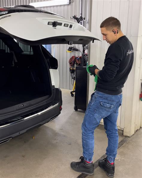 Tematinė nuotrauka: patenkintas klientas ir jo automobilis po remonto