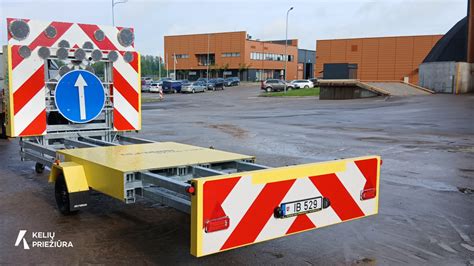 Mobilus smūgio slopintuvas, pritvirtintas prie kelių priežiūros transporto priemonės