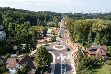 Teminė nuotrauka su dviratininku, važiuojančiu žiedine sankryža