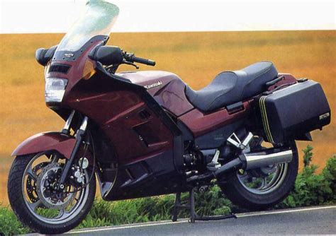 Grafikas, lyginantis Kawasaki GTR 1000 su konkurentais