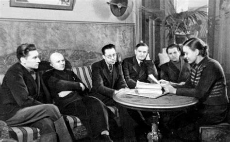 S. Nėris Maskvoje skaito savo poemą „Mama, kur tu“ (1942 m.)